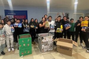 Windsor Students do their part to brighten the Holiday!